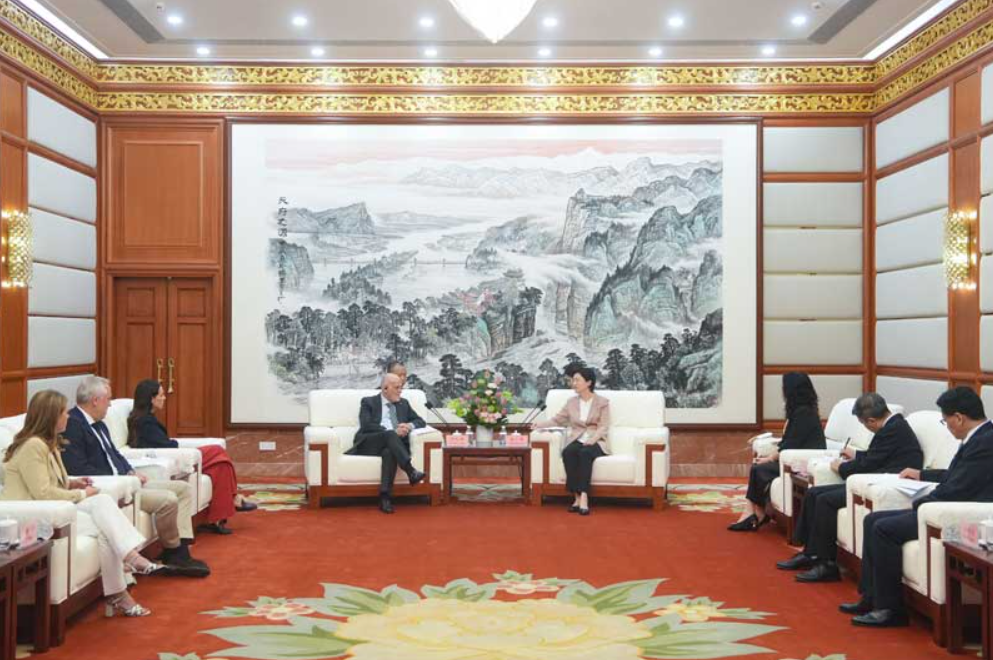 施小琳会见西甲联盟主席特巴斯