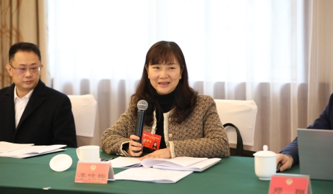 小组会议上委员们积极建言献策（四）