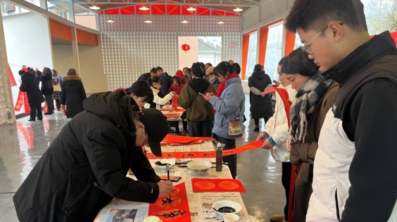 成都市政协书画院前往彭州市白鹿顶村开展“送文化下乡”活动