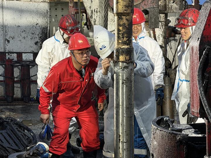 大庆钻探自研多维减振工具首试成功